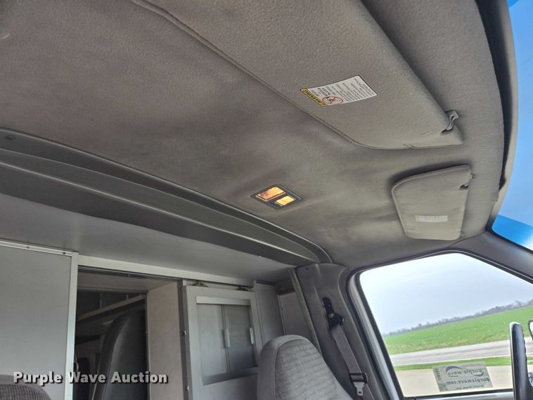 image for item DI6283 2001 Ford E350 ambulance