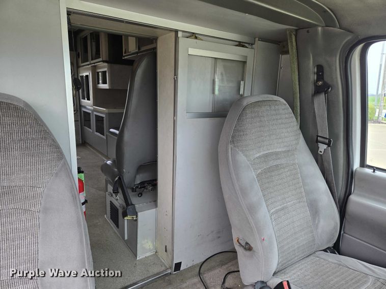 image for item DI6283 2001 Ford E350 ambulance