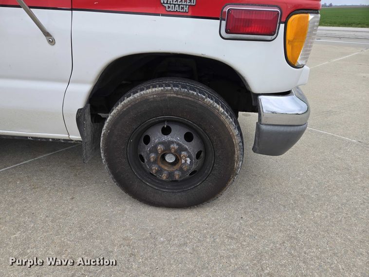 image for item DI6283 2001 Ford E350 ambulance