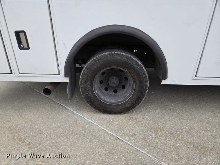 image for item DI6283 2001 Ford E350 ambulance