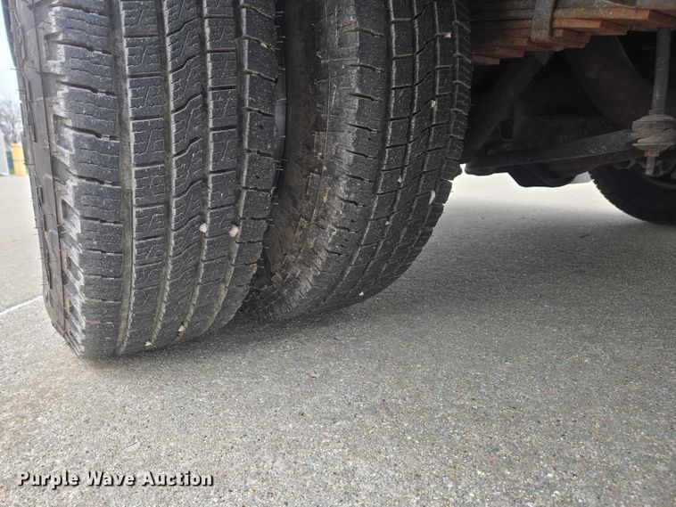 image for item DI6283 2001 Ford E350 ambulance