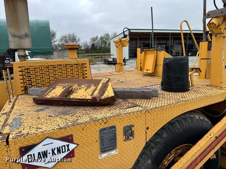image for item DO0752 1992 Blaw-Knox PF-200 B paver