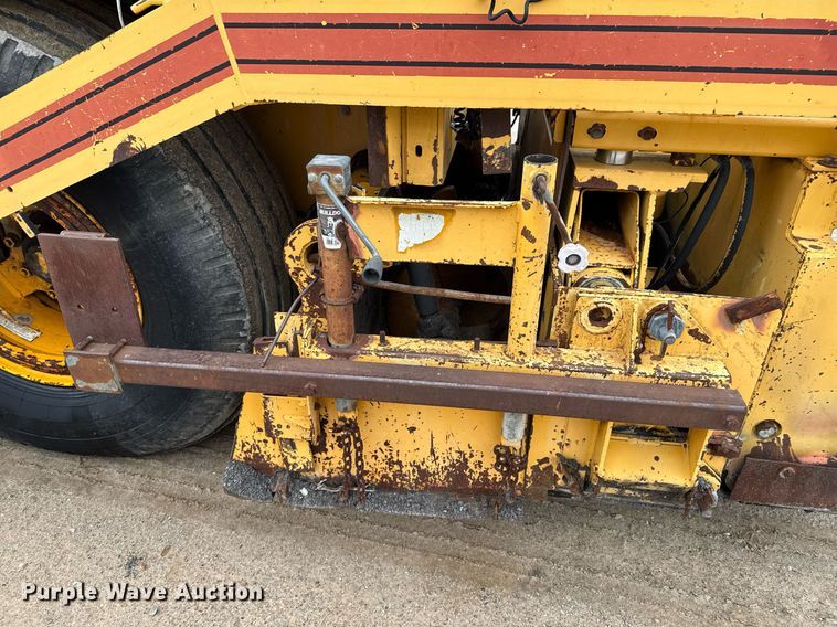 image for item DO0752 1992 Blaw-Knox PF-200 B paver