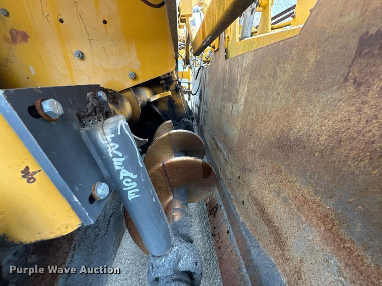 image for item DO0752 1992 Blaw-Knox PF-200 B paver