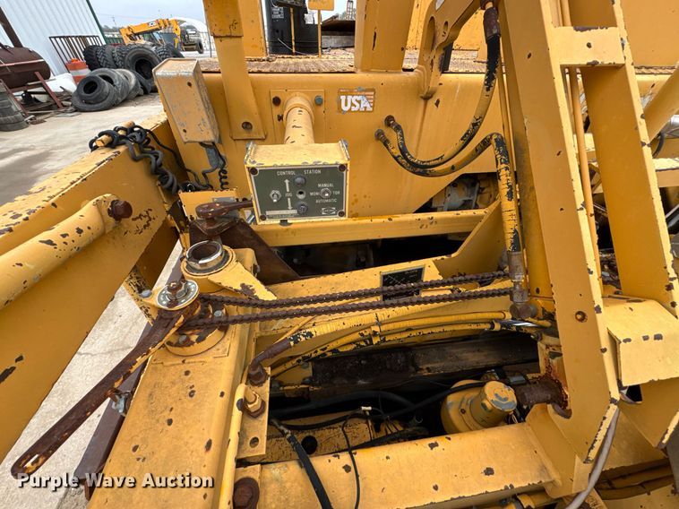 image for item DO0752 1992 Blaw-Knox PF-200 B paver