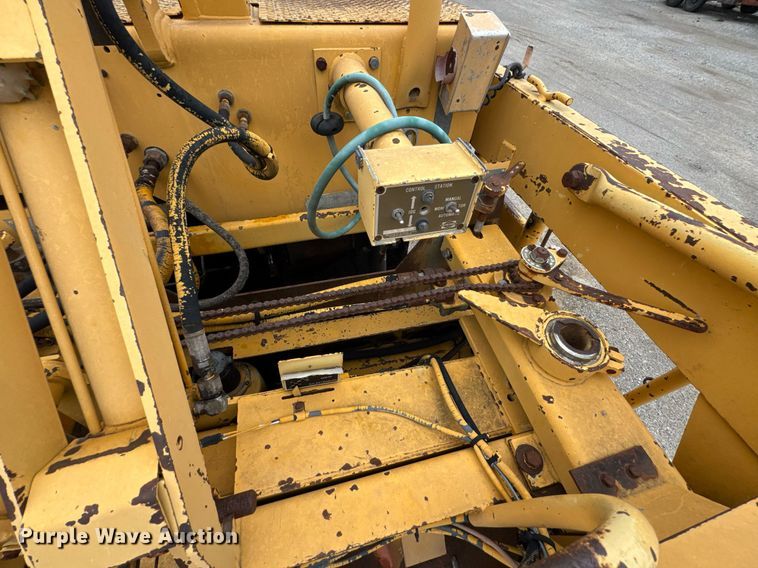 image for item DO0752 1992 Blaw-Knox PF-200 B paver