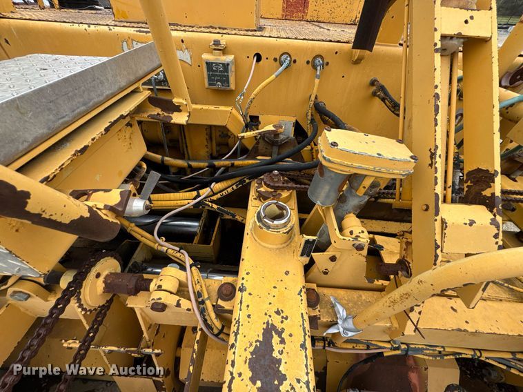 image for item DO0752 1992 Blaw-Knox PF-200 B paver