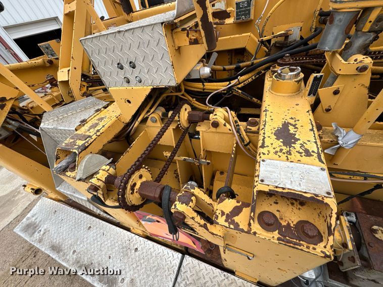 image for item DO0752 1992 Blaw-Knox PF-200 B paver