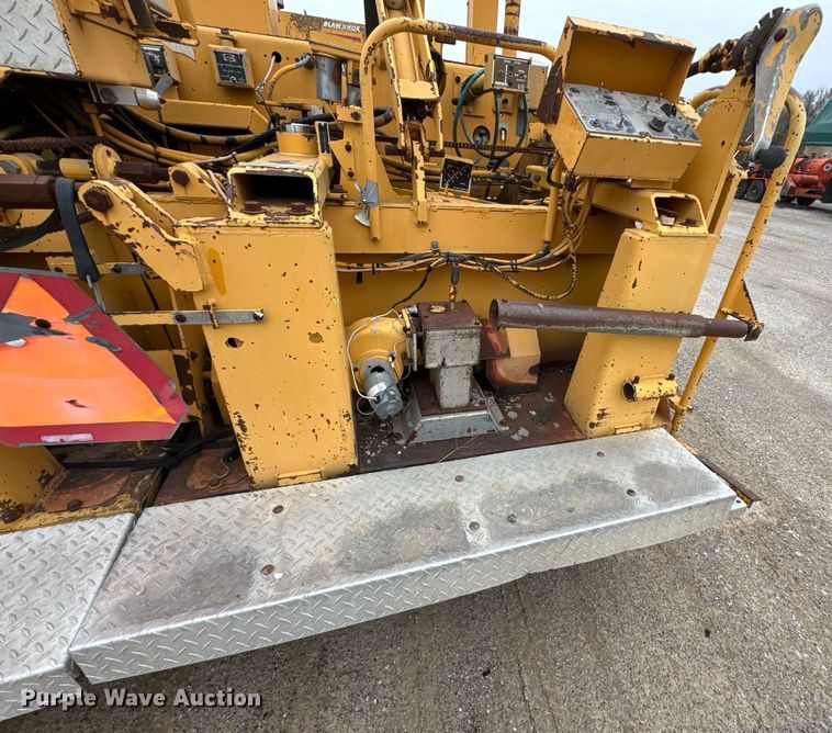 image for item DO0752 1992 Blaw-Knox PF-200 B paver