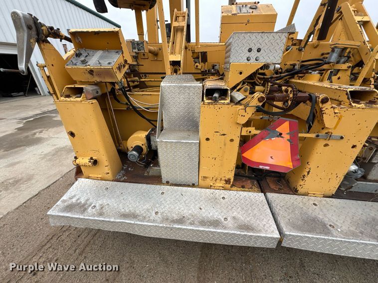 image for item DO0752 1992 Blaw-Knox PF-200 B paver