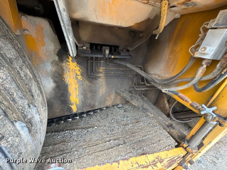 image for item DO0752 1992 Blaw-Knox PF-200 B paver