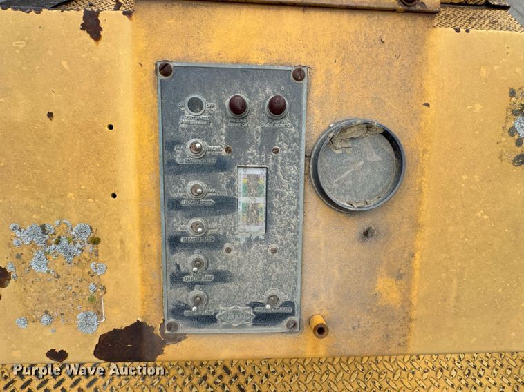 image for item DO0752 1992 Blaw-Knox PF-200 B paver