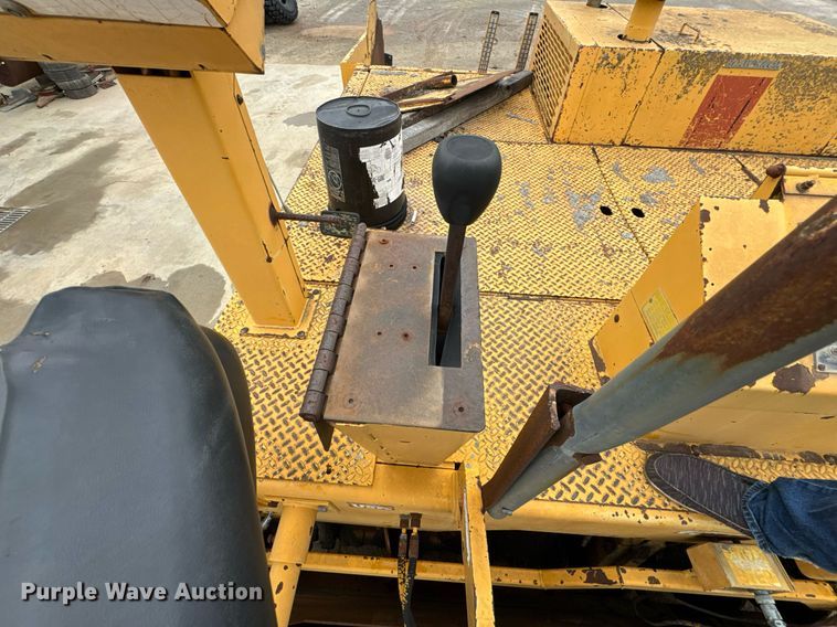 image for item DO0752 1992 Blaw-Knox PF-200 B paver