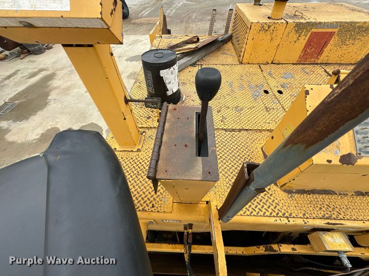 image for item DO0752 1992 Blaw-Knox PF-200 B paver