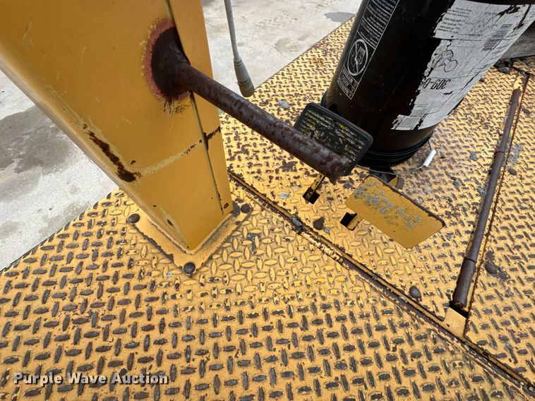 image for item DO0752 1992 Blaw-Knox PF-200 B paver