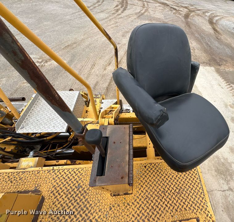 image for item DO0752 1992 Blaw-Knox PF-200 B paver