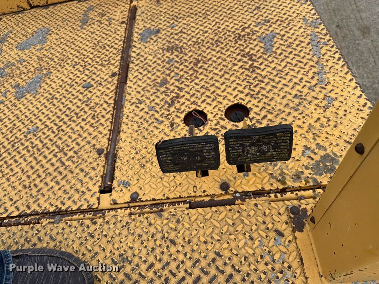 image for item DO0752 1992 Blaw-Knox PF-200 B paver