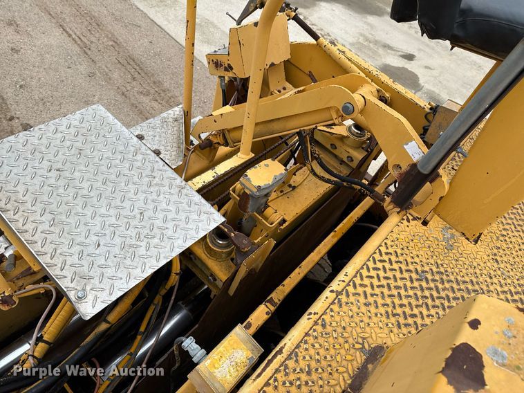 image for item DO0752 1992 Blaw-Knox PF-200 B paver