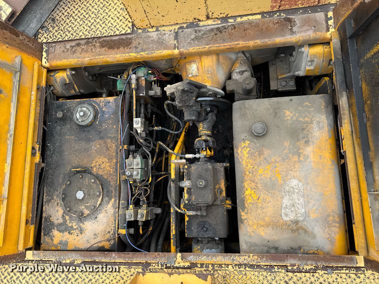 image for item DO0752 1992 Blaw-Knox PF-200 B paver