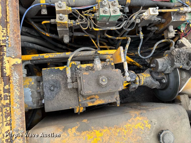 image for item DO0752 1992 Blaw-Knox PF-200 B paver