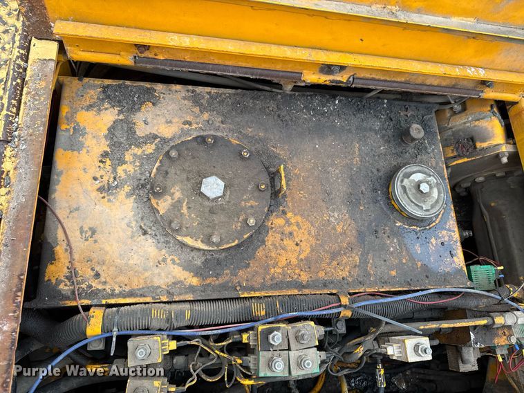 image for item DO0752 1992 Blaw-Knox PF-200 B paver