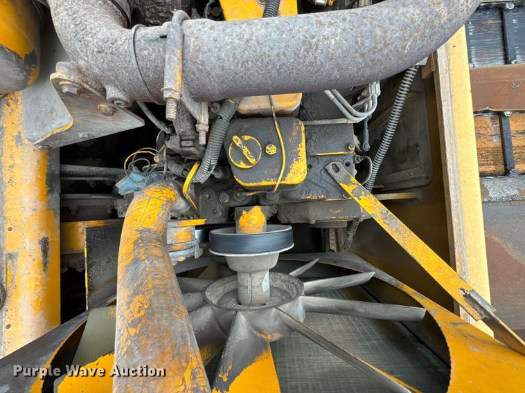 image for item DO0752 1992 Blaw-Knox PF-200 B paver