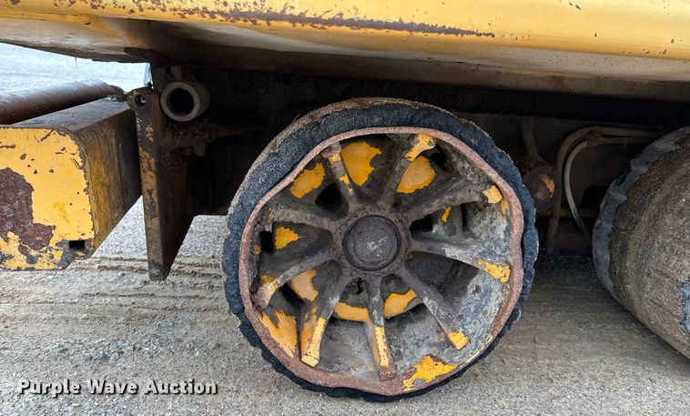 image for item DO0752 1992 Blaw-Knox PF-200 B paver