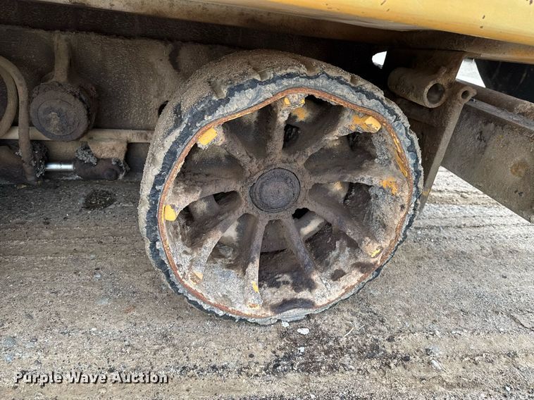 image for item DO0752 1992 Blaw-Knox PF-200 B paver