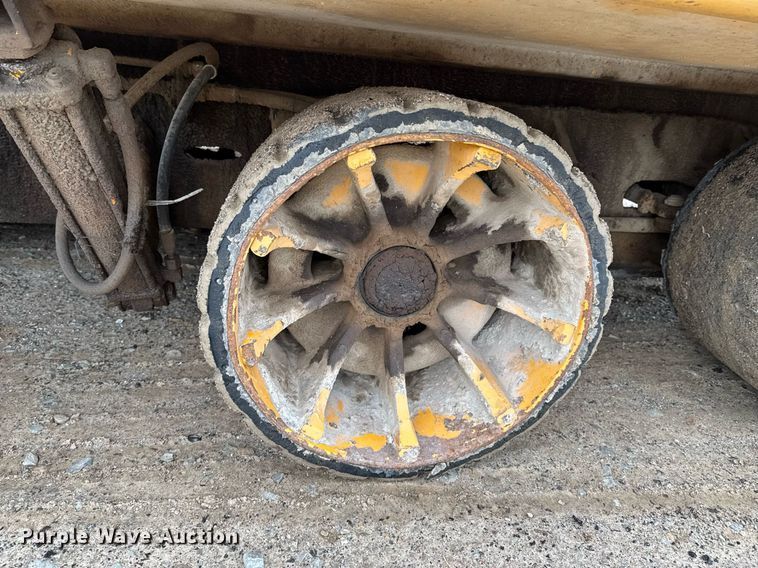 image for item DO0752 1992 Blaw-Knox PF-200 B paver