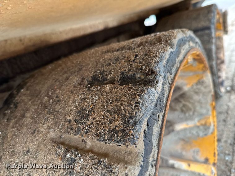 image for item DO0752 1992 Blaw-Knox PF-200 B paver