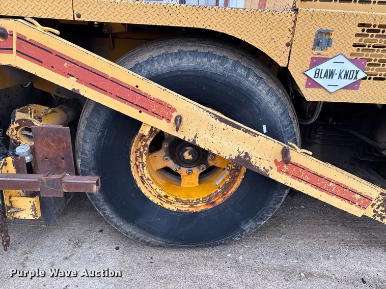 image for item DO0752 1992 Blaw-Knox PF-200 B paver