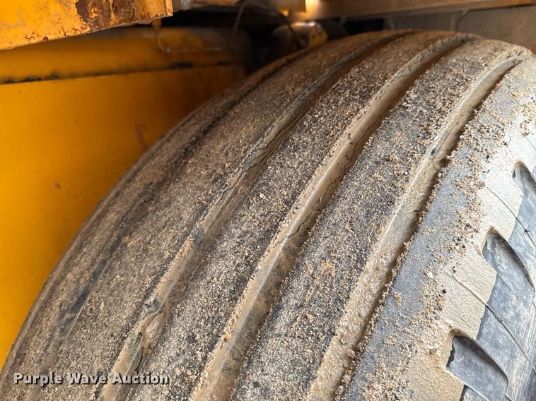 image for item DO0752 1992 Blaw-Knox PF-200 B paver