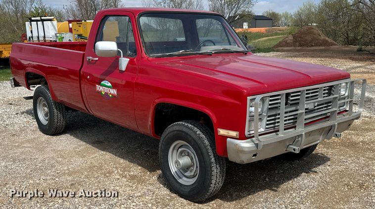 image for item DO0756 1985 Chevrolet D30 pickup truck