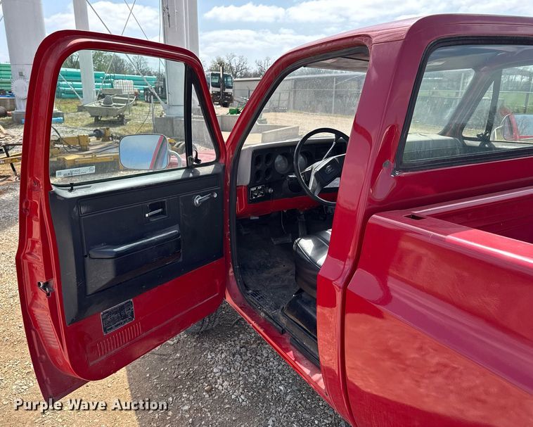 image for item DO0756 1985 Chevrolet D30 pickup truck