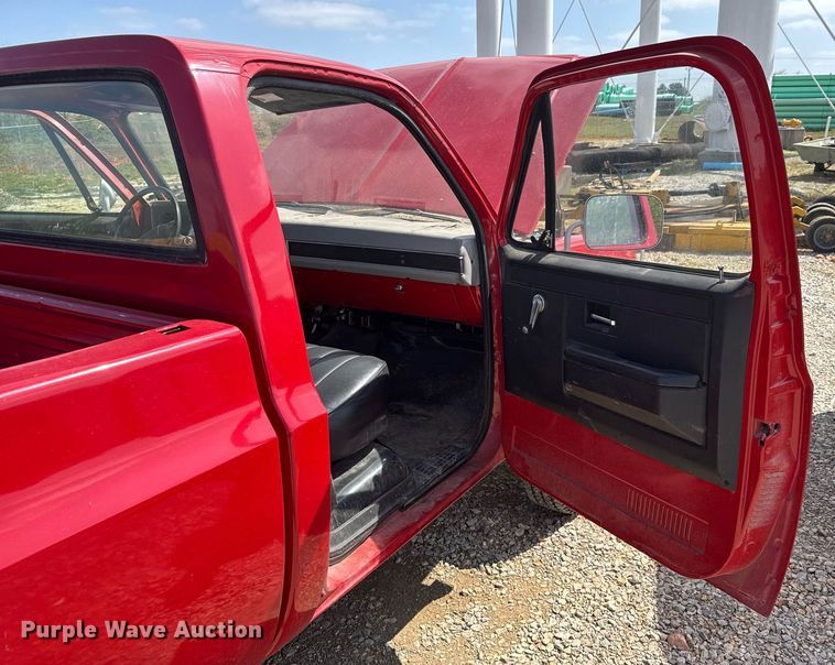 image for item DO0756 1985 Chevrolet D30 pickup truck