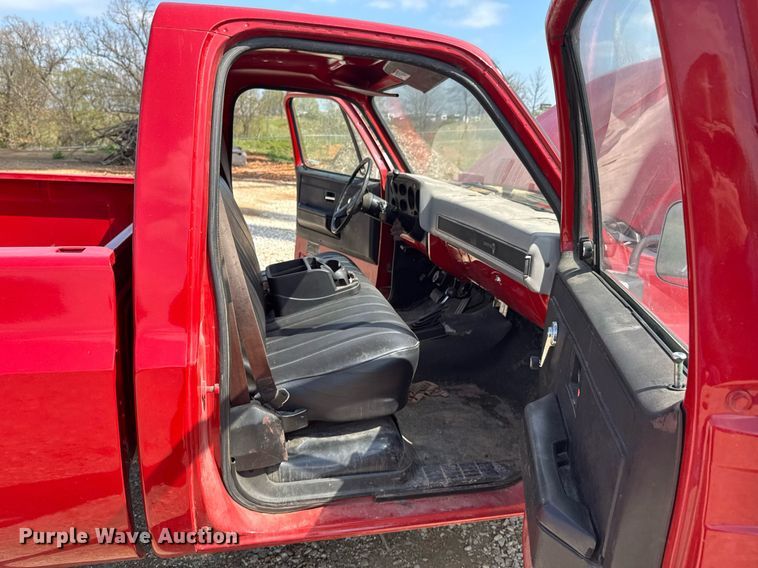 image for item DO0756 1985 Chevrolet D30 pickup truck