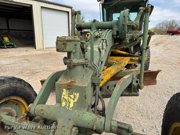 image for item DO0757 1962 Caterpillar 12E rigid frame motor grader