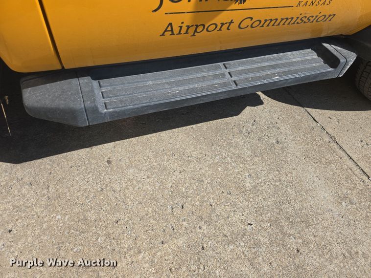 image for item DO7840 2010 Ford F450 Super Duty XL flatbed truck