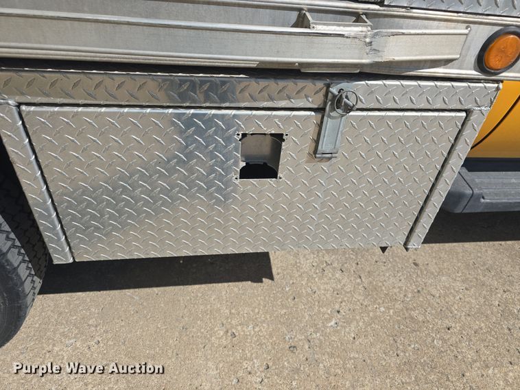 image for item DO7840 2010 Ford F450 Super Duty XL flatbed truck