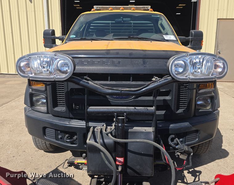 image for item DO7840 2010 Ford F450 Super Duty XL flatbed truck