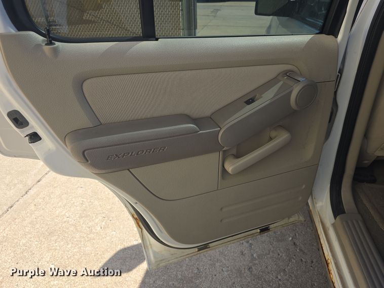 image for item DO7841 2006 Ford Explorer SUV