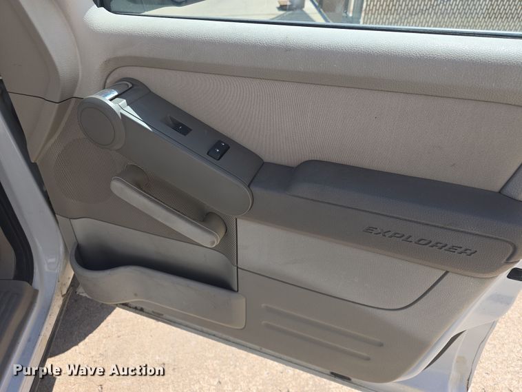 image for item DO7841 2006 Ford Explorer SUV