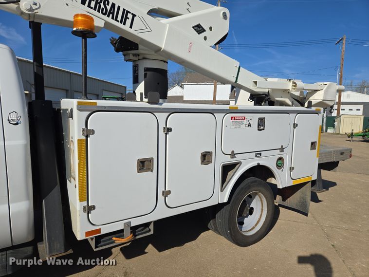image for item DS5355 2010 Ford F550 Super Duty XLT bucket truck