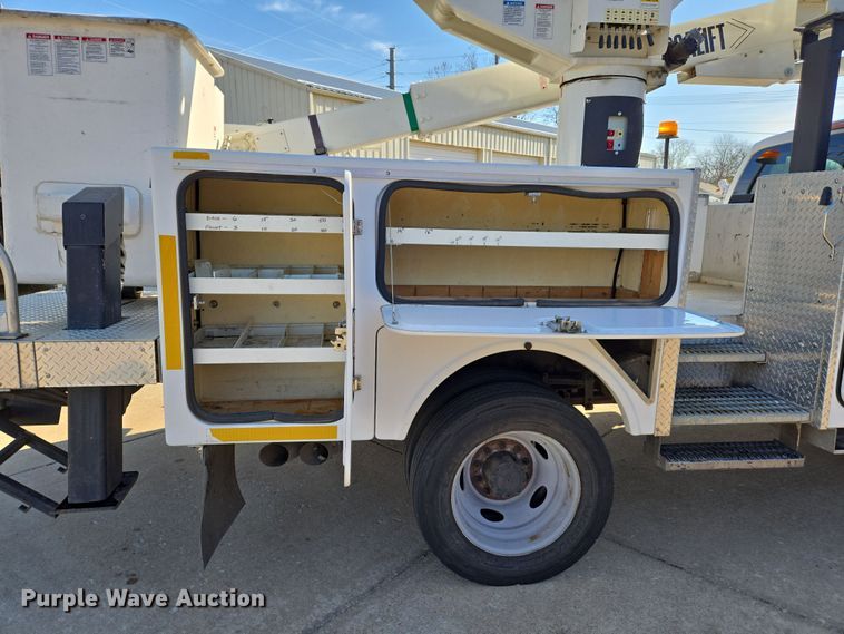image for item DS5355 2010 Ford F550 Super Duty XLT bucket truck