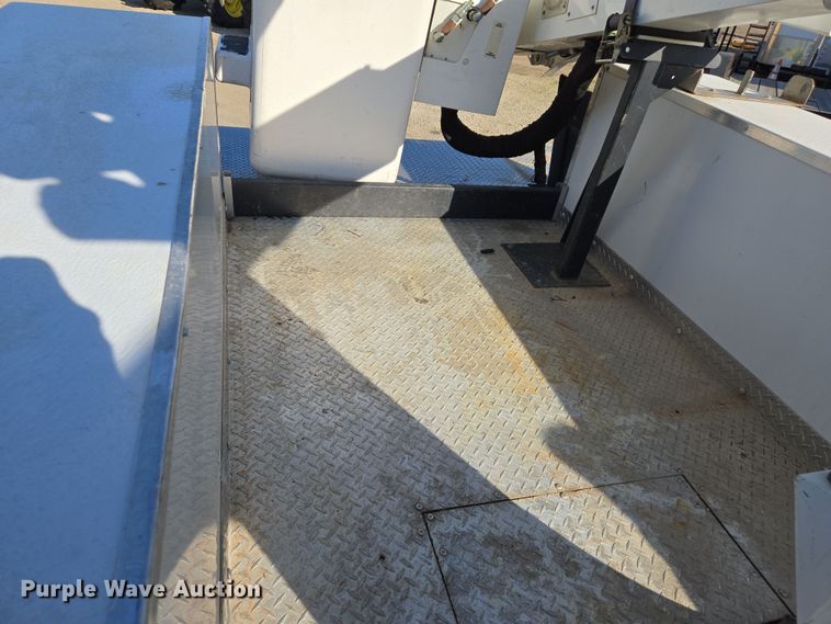 image for item DS5355 2010 Ford F550 Super Duty XLT bucket truck