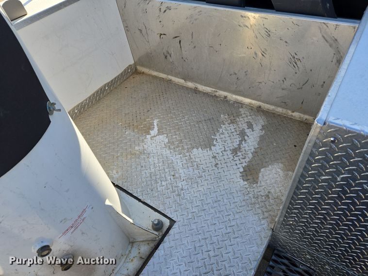 image for item DS5355 2010 Ford F550 Super Duty XLT bucket truck