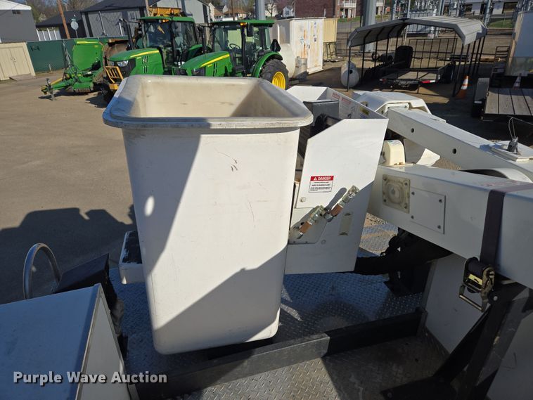 image for item DS5355 2010 Ford F550 Super Duty XLT bucket truck