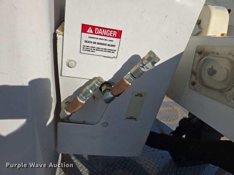 image for item DS5355 2010 Ford F550 Super Duty XLT bucket truck