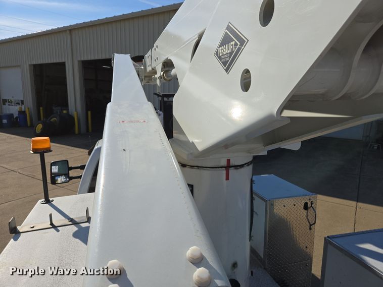 image for item DS5355 2010 Ford F550 Super Duty XLT bucket truck