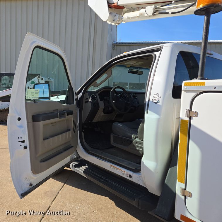 image for item DS5355 2010 Ford F550 Super Duty XLT bucket truck